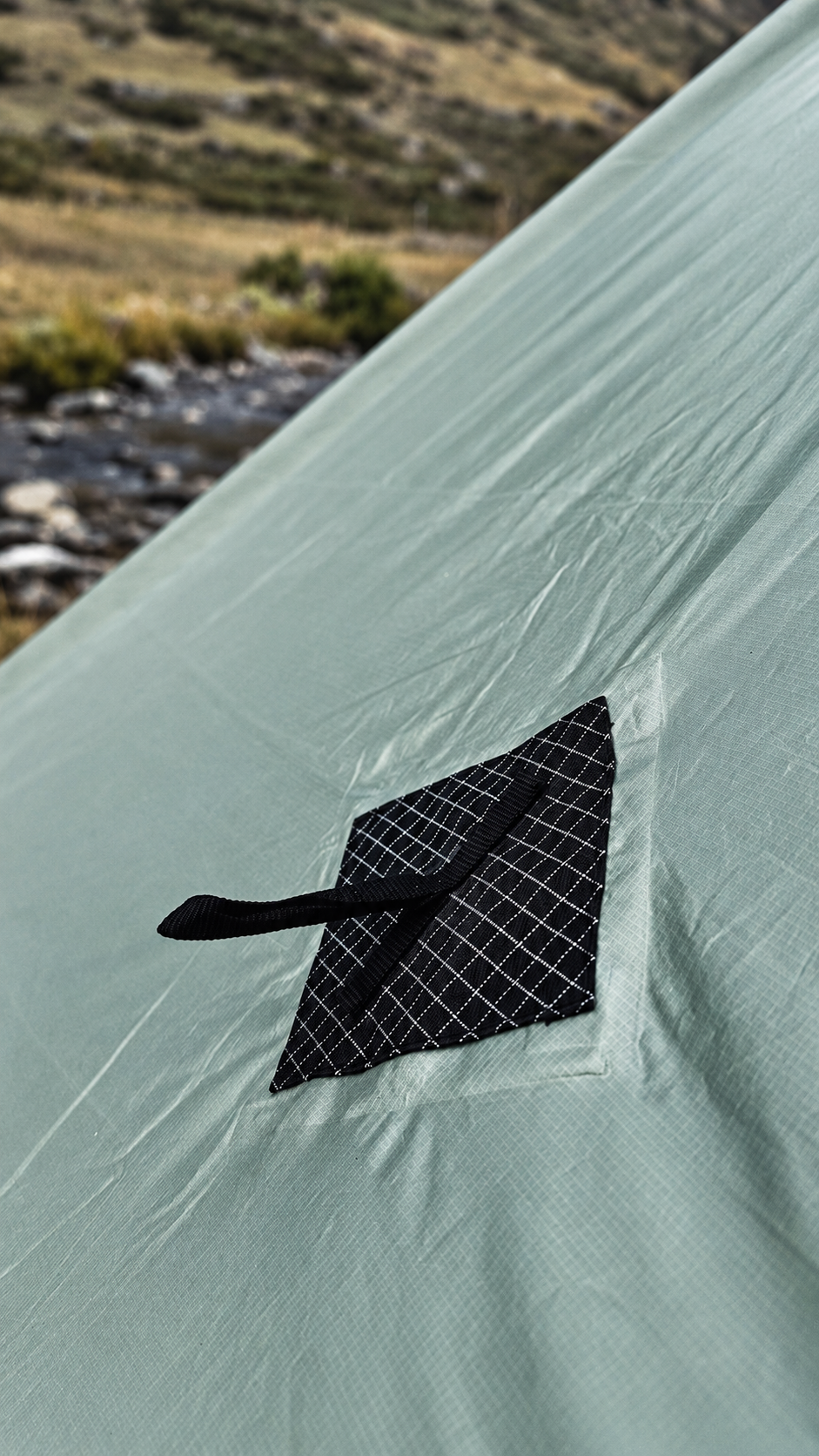 Refuerzo cuadrado de Dyneema y cinta de anclaje junto al río