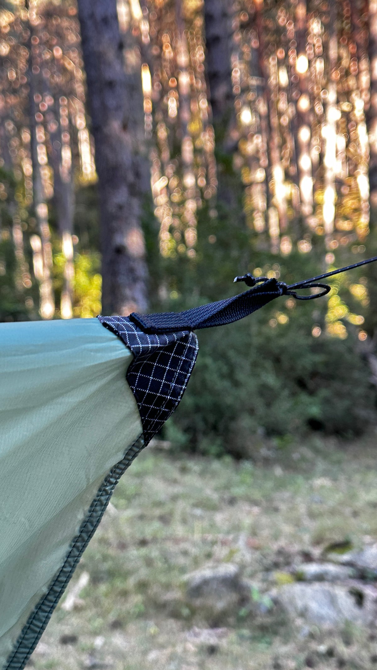 Primer plano del refuerzo de Dyneema y las costuras de un punto de anclaje del Apex Tarp