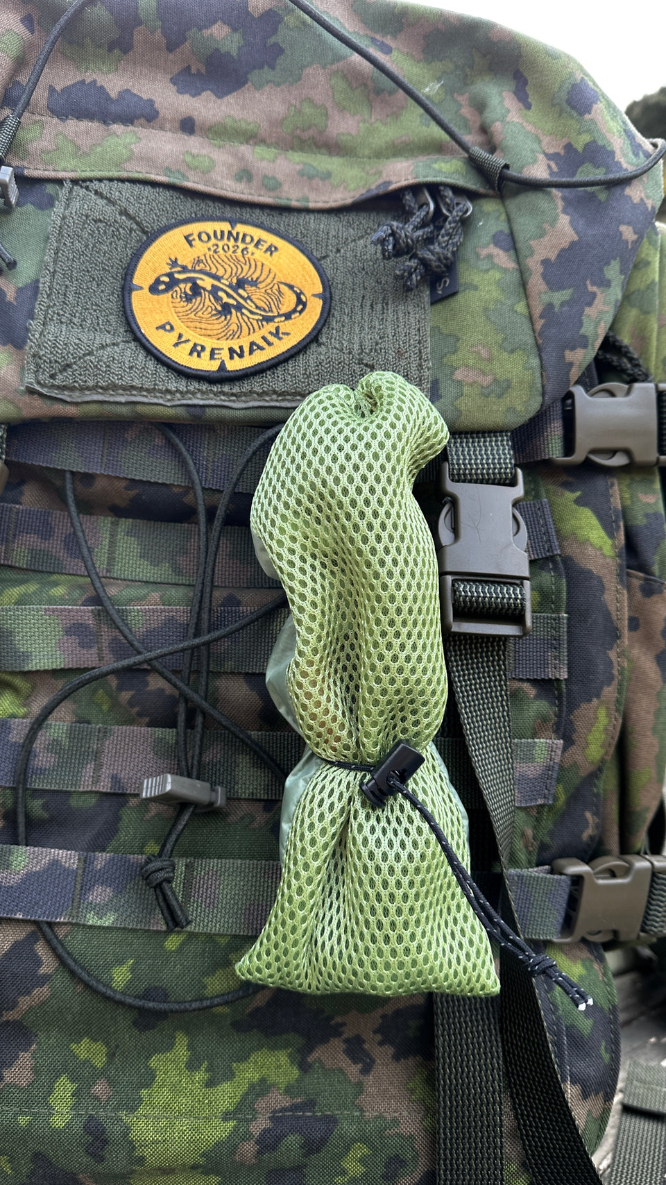 Bolsa de rejilla para vientos fijada en el exterior de la mochila