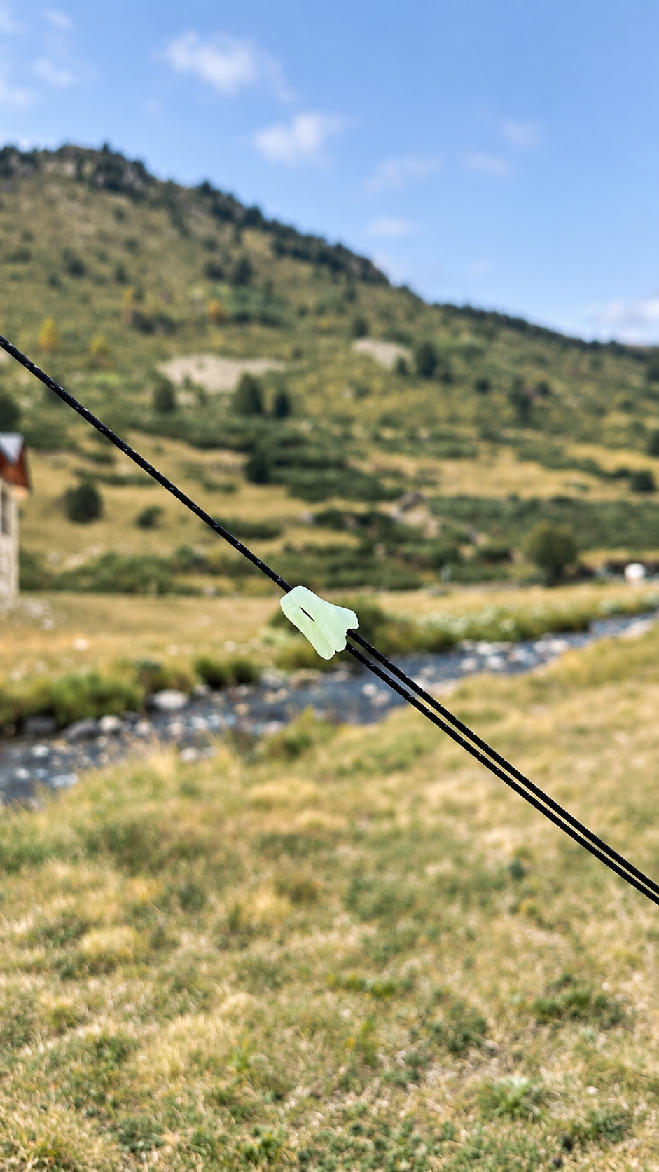 Tensor del viento de Dyneema del Apex Tarp junto al río