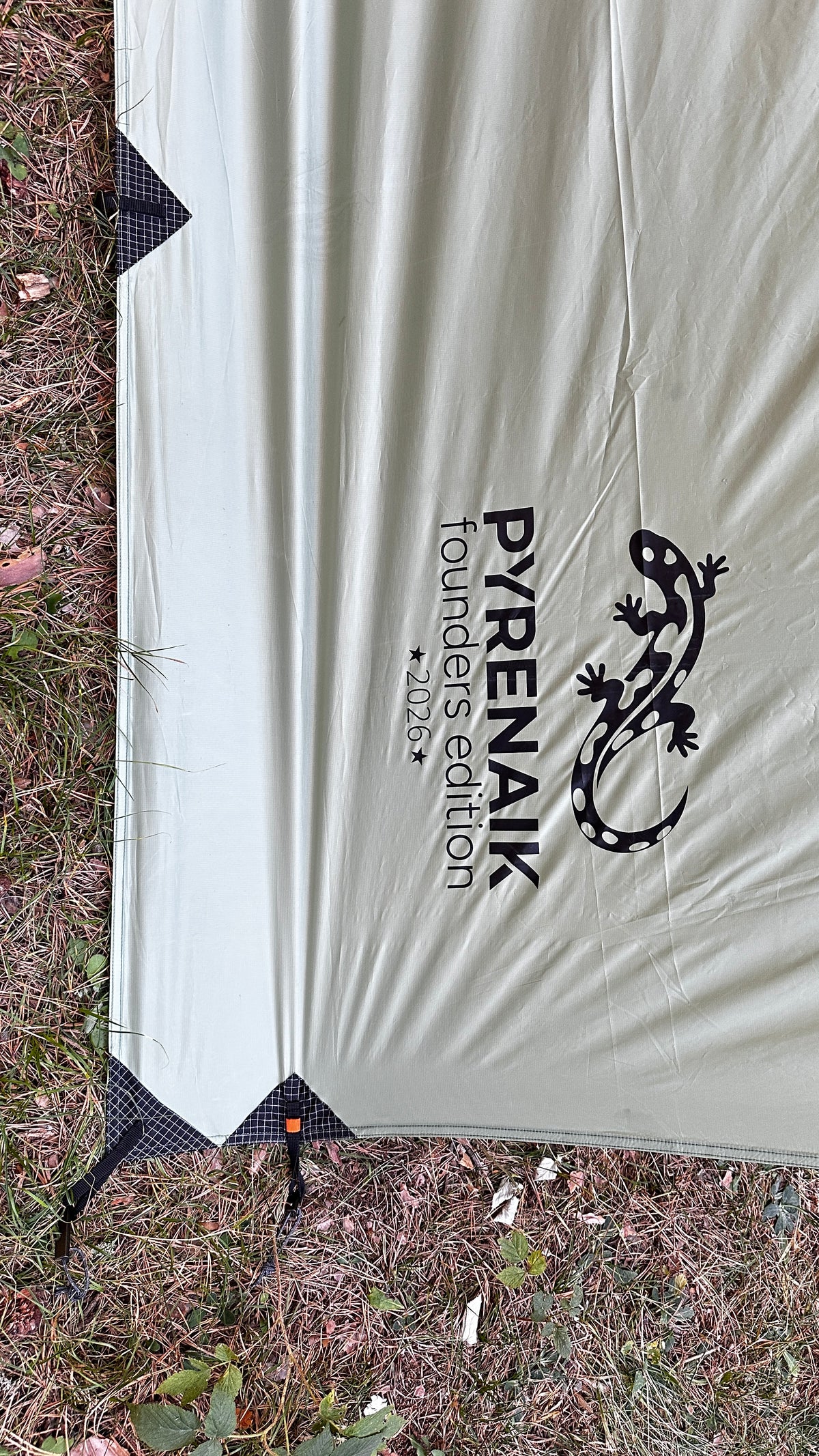 Logotipo Founders Edition 2026 sobre el tejido del Pyrenaik Apex Tarp