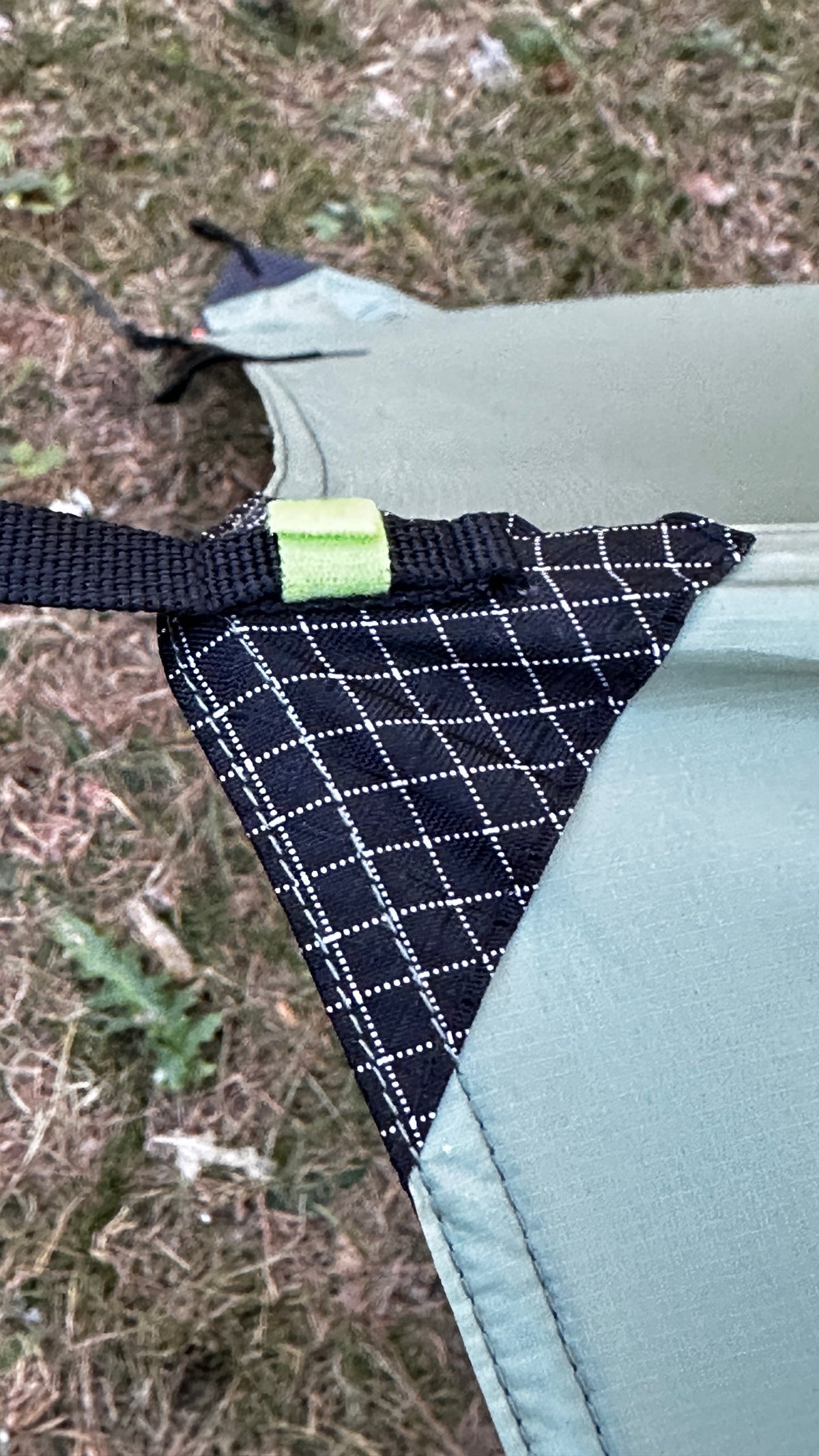 Primer plano del refuerzo de Dyneema y las costuras de un anclaje del Apex Tarp