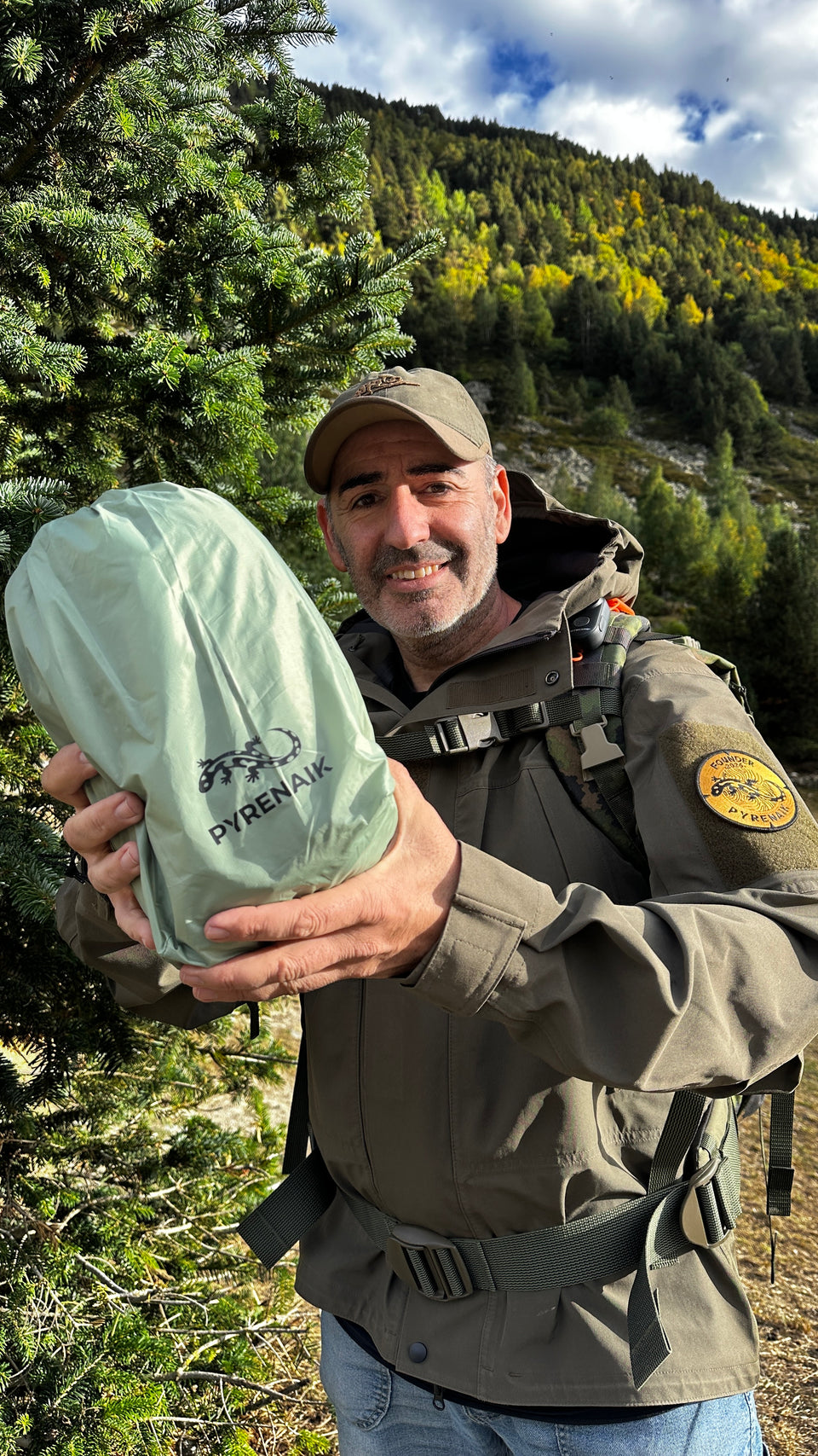 Equipo Pyrenaik con el Apex Tarp en su bolsa de transporte en la montaña