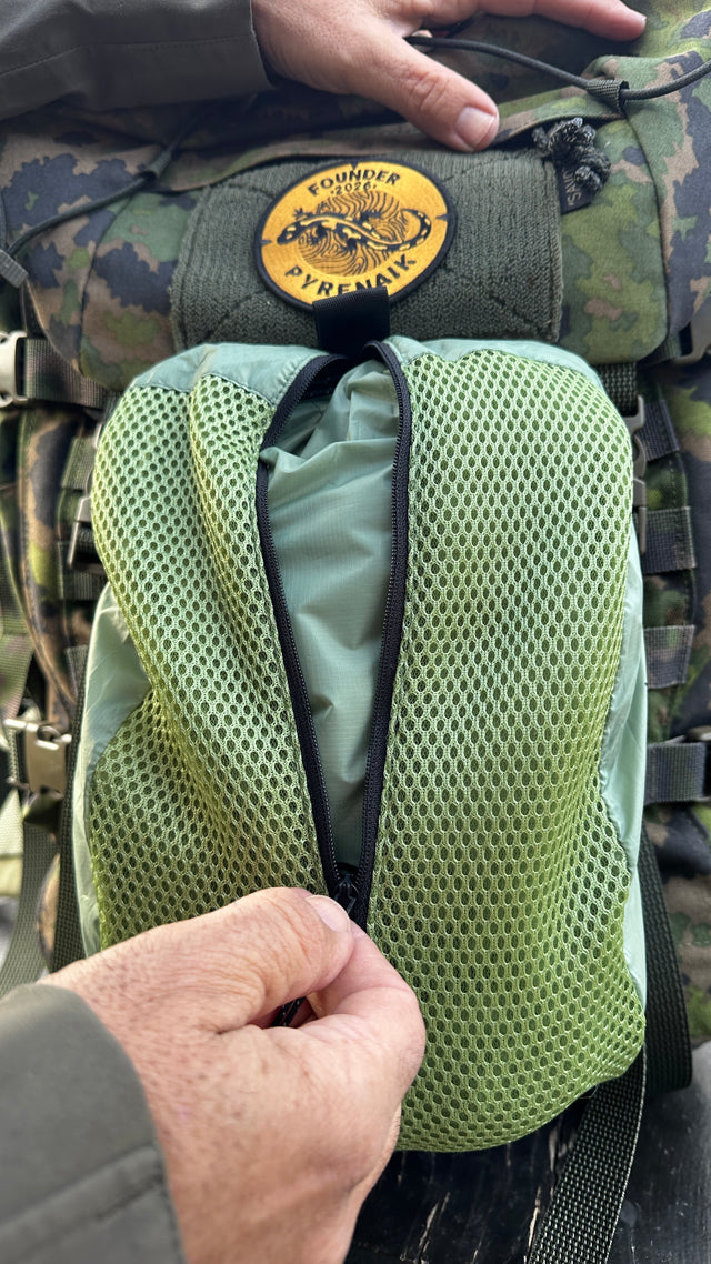 Mesh Bag abierta para ventilar el Apex Tarp durante la marcha