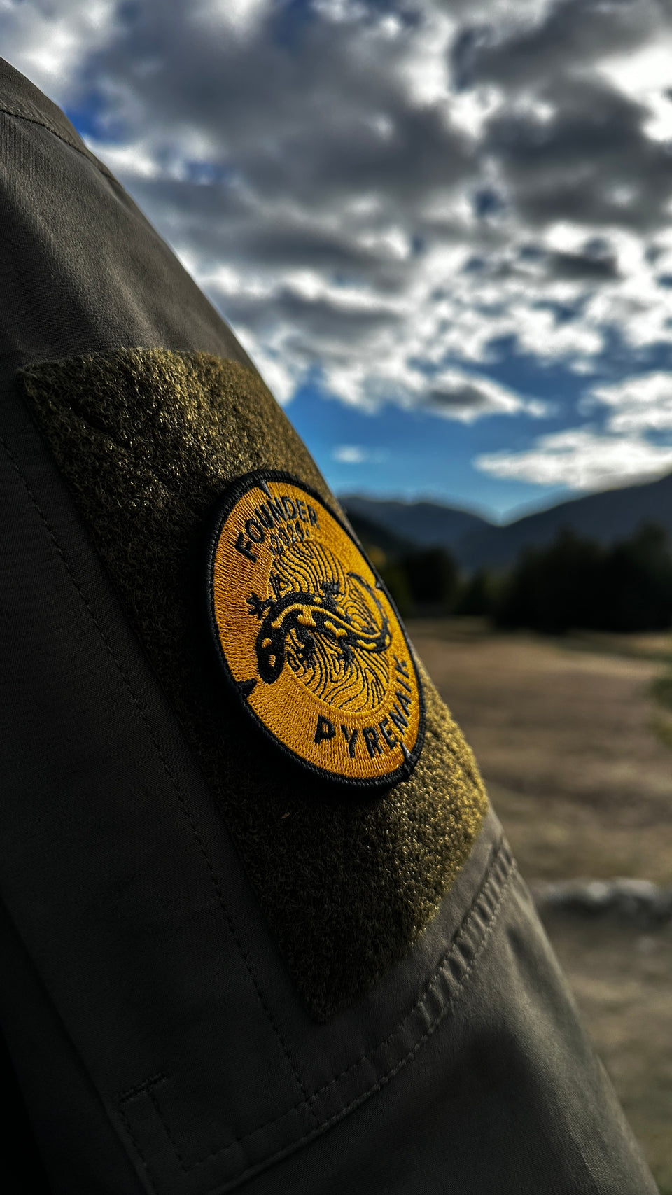 Parche Pyrenaik Founders Edition 2026 fijado con velcro en la manga de una chaqueta